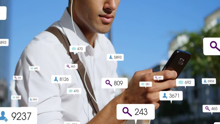 Uomo in piedi che usa il telefono, con ricerche, messaggi e follower che emergono intorno alle mani per l'analisi dei dati.