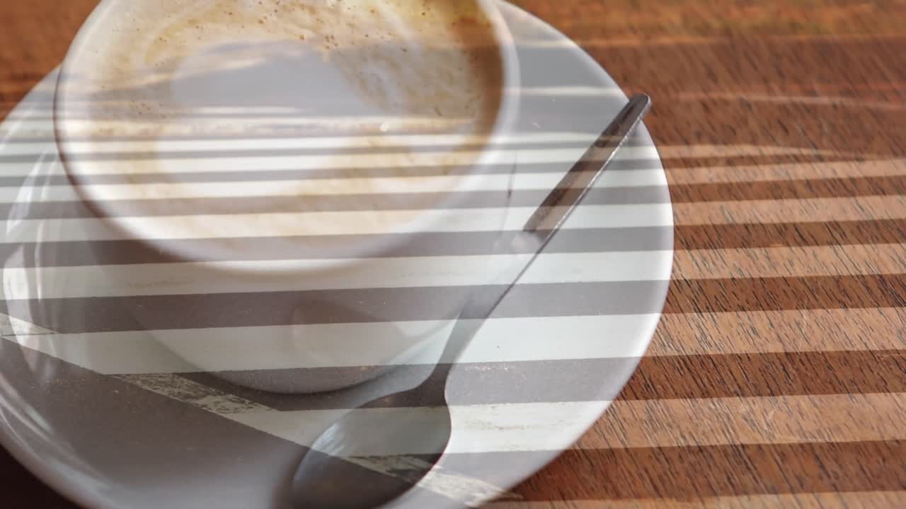 animación de rastros de luz sobre una taza de café
