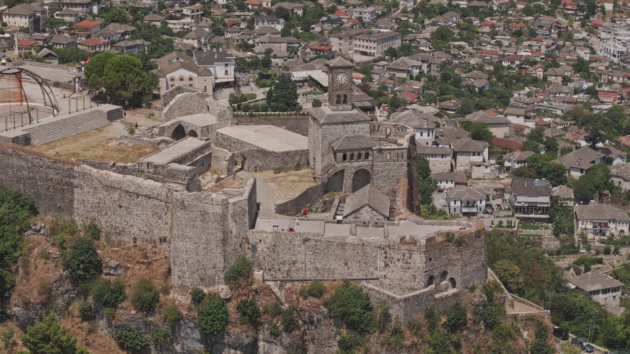 Gjirokaster, Albania, ripresa aerea v15 con zoom, vista a volo d'uccello che sorvola lo storico complesso del castello su una collina rocciosa, con vista sulla tradizionale città in stile ottomano - Ripresa con Mavic 3 Pro Cine - 14 luglio 2024