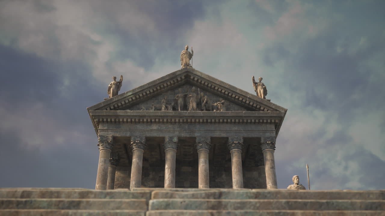 극적인 하늘을 배경으로 세부적인 조각품을 가진 고대 사원