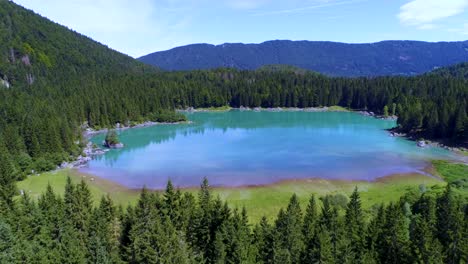 lago de fusine superior, alpes italianos. vuelos aéreos de aviones no tripulados.