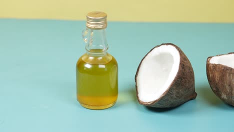 una rebanada de coco fresco en un paño de mesa