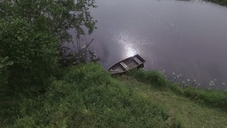 Un-Bote-De-Madera-Vacío-En-Un-Río-Sinuoso-En-Un-Día-Nublado-De-Verano