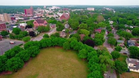 Antena-Del-Parque-Del-Centenario-De-Ingersoll-Que-Revela-La-Comunidad-De-Los-Suburbios-De-Rockford,-Illinois,-Estados-Unidos