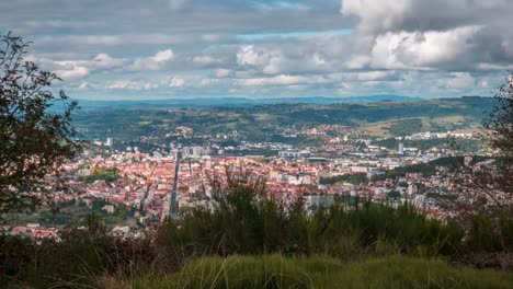 Zeitraffer-Der-Stadt-Saint-Etienne,-Aufgenommen-Von-Le-Guizay-Aus-An-Einem-Bewölkten-Tag