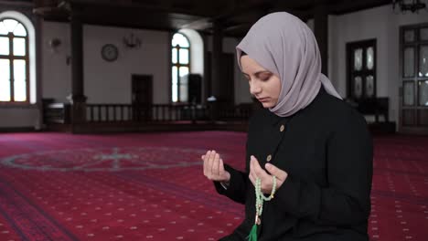 muslim girl praying