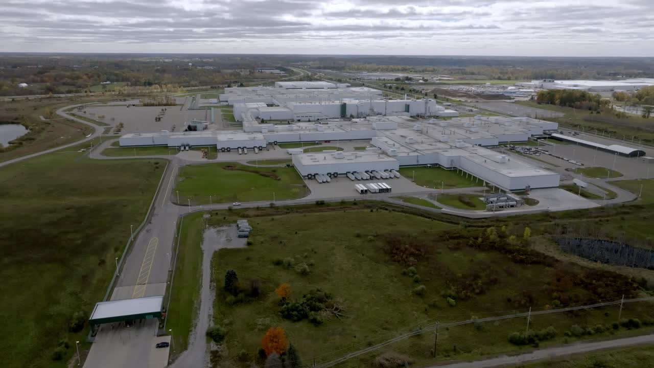 Stabilimento automobilistico General Motors a Delta Township, Michigan, con video drone che si muove in cerchio in campo lungo