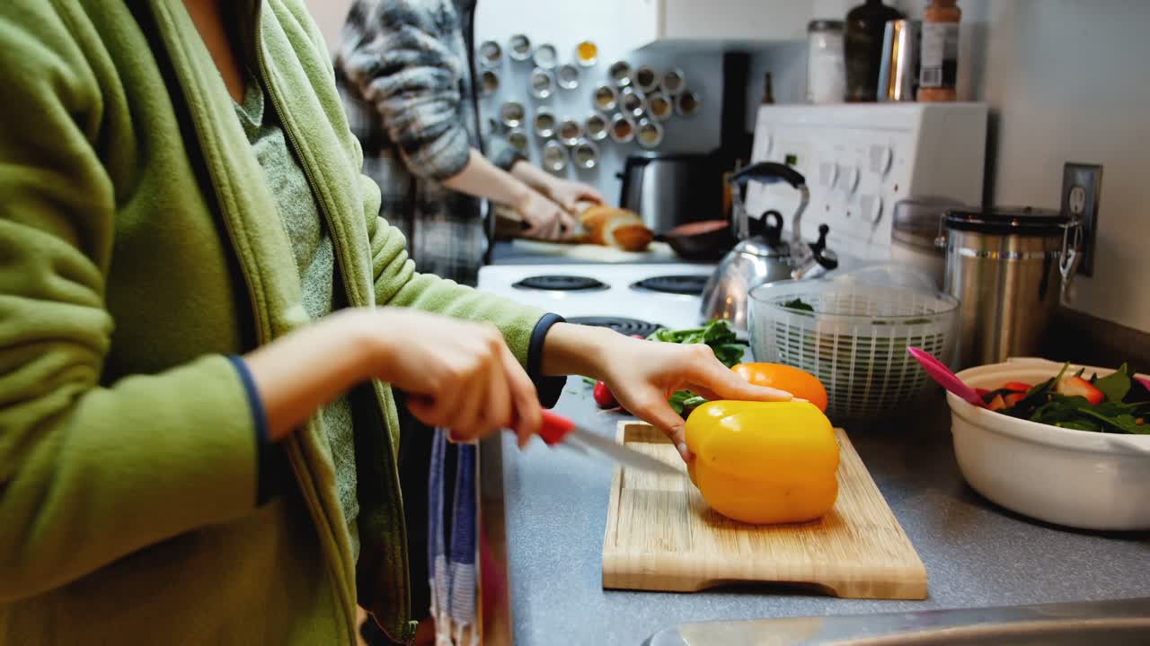 mujer cortando verduras en la cocina