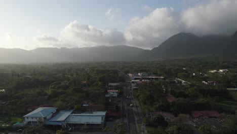 valle de anton, panamá, con vegetación exuberante y montañas en un día nublado, vista aérea