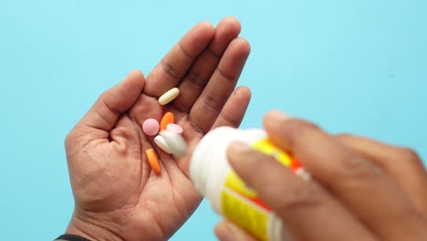 con las pastillas y el frasco en la mano