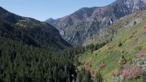 Escénico-Otoño-Sobrevuelo-Aéreo-American-Fork-Canyon,-Montañas-Wasatch