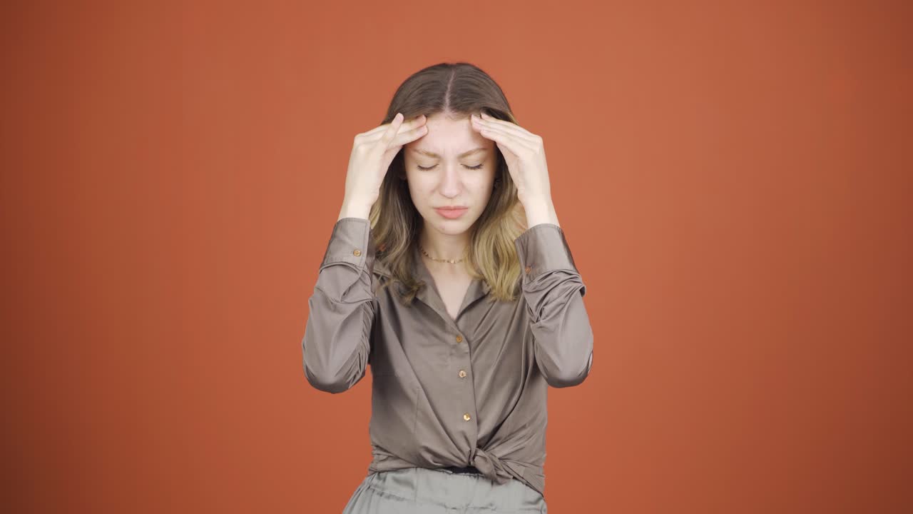 두통을  ⁇ 는 젊은 여성.