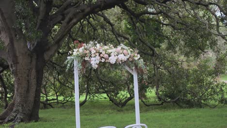 hermosa decoración de arco para la ceremonia de boda en un jardín