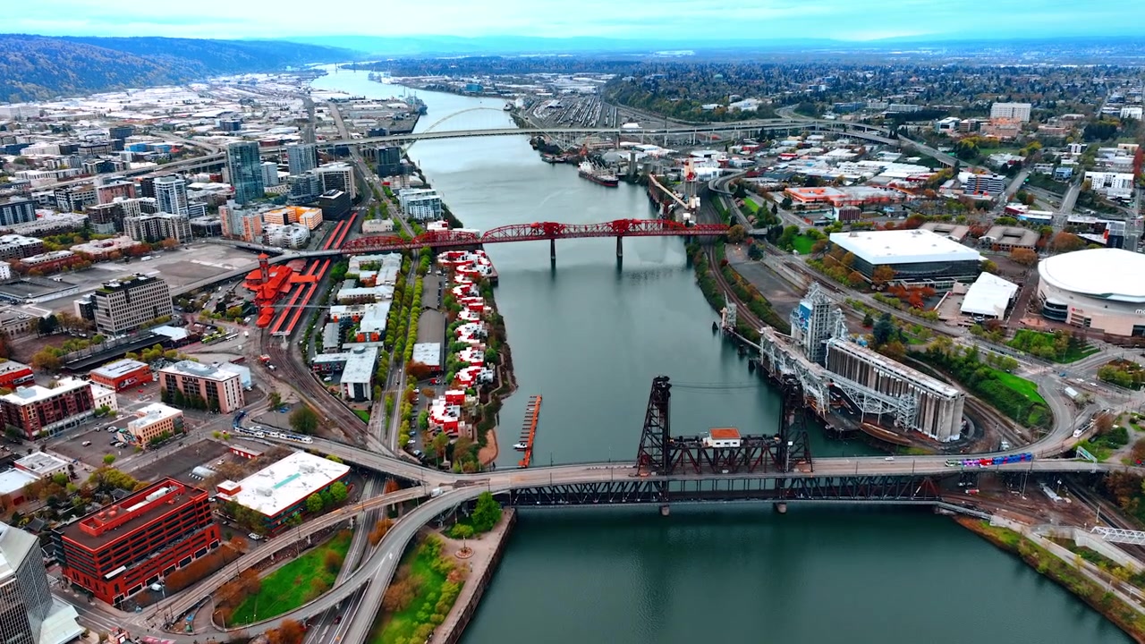 Chuyến bay trên cảnh quan sông Willamette với những cây cầu bắc qua. Quang cảnh thành phố rộng lớn của Portland, Oregon, Hoa Kỳ vào ban ngày