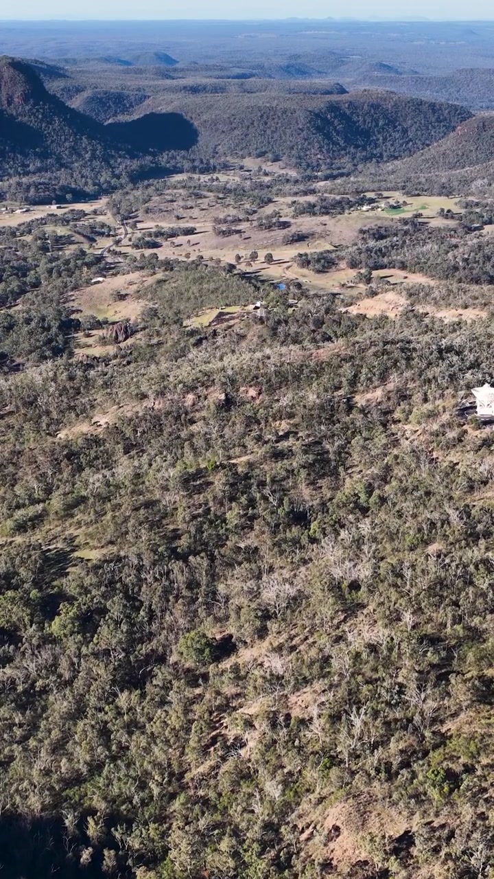 Ripresa con drone su foreste di eucalipti e aspre cime montuose nel Parco Nazionale Warrumbungle, Australia