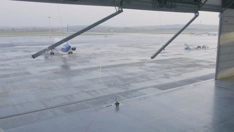 avión en el hangar de un aeropuerto