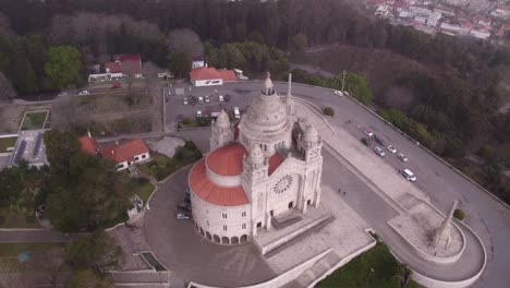 Círculo-Alrededor-De-La-Iglesia-De-Viana-Do-Castelo-En-Portugal-En-La-Cima-De-Una-Colina-Boscosa,-Antena