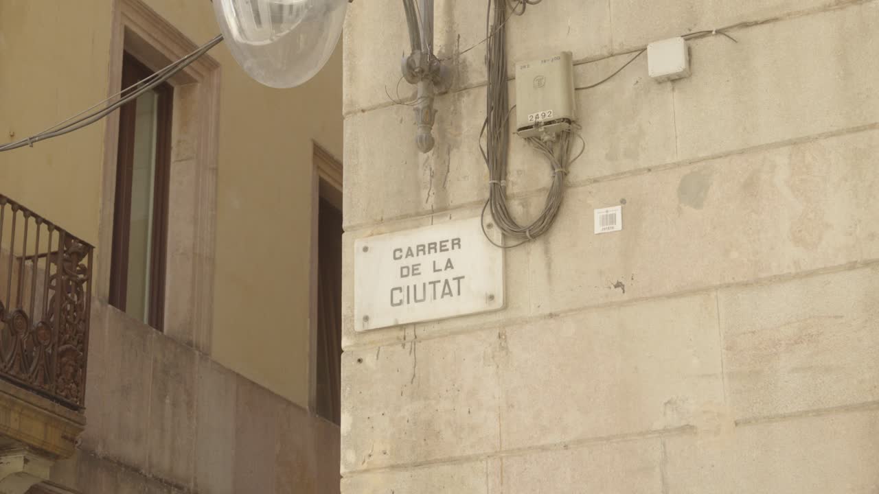 Carrer de la Ciutat, una strada stretta a Barcellona, Spagna