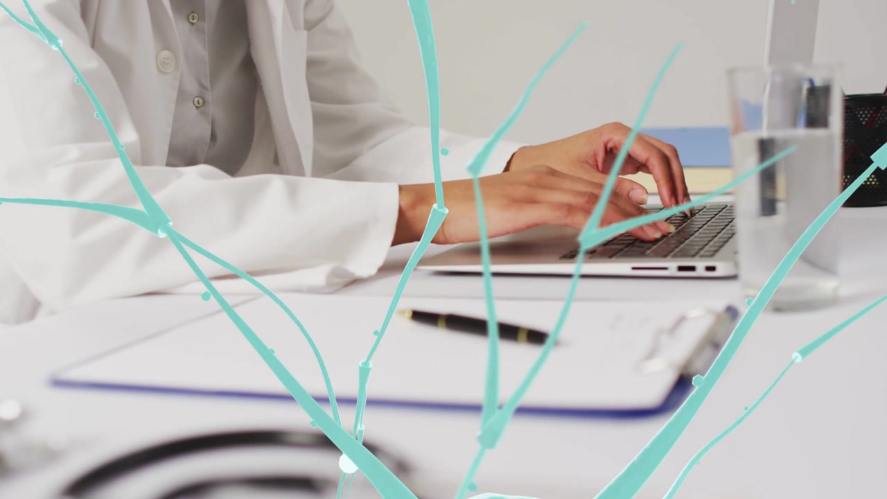 Médico iniciando atualização de prontuário, digitando anotações no laptop enquanto um galho turquesa sobrepõe as mãos.