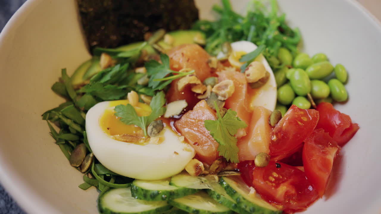 Sunn laksesalat med bløtkokt egg, avokado og friske grønnsaker