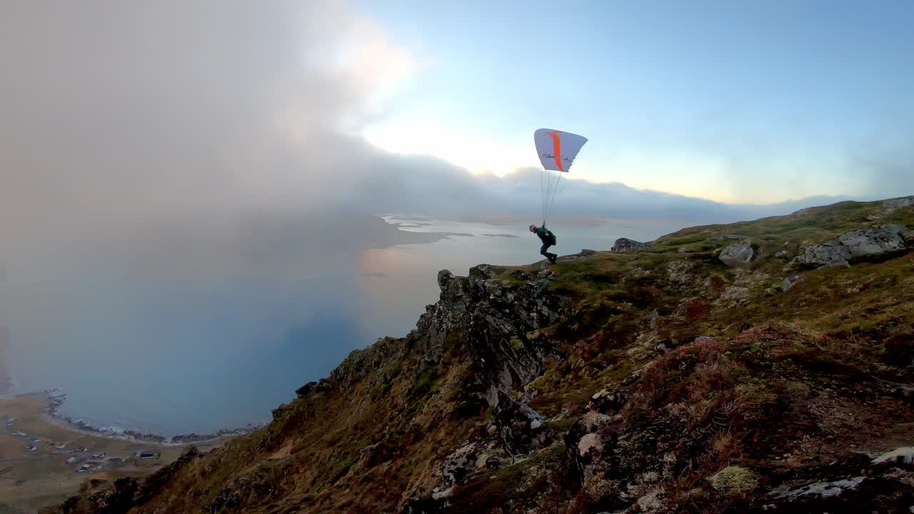 speedflying-parapente despegue desde un acantilado de montaña en noruega