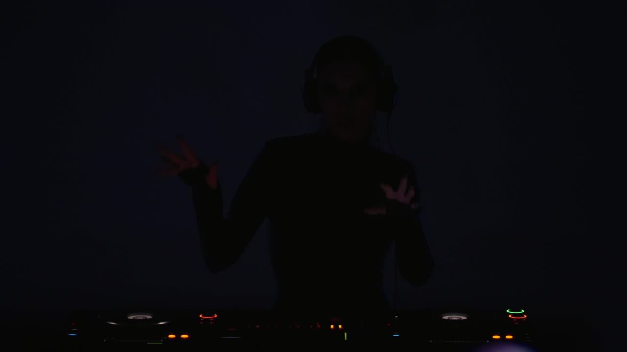 mujer dj mezclando música en un club