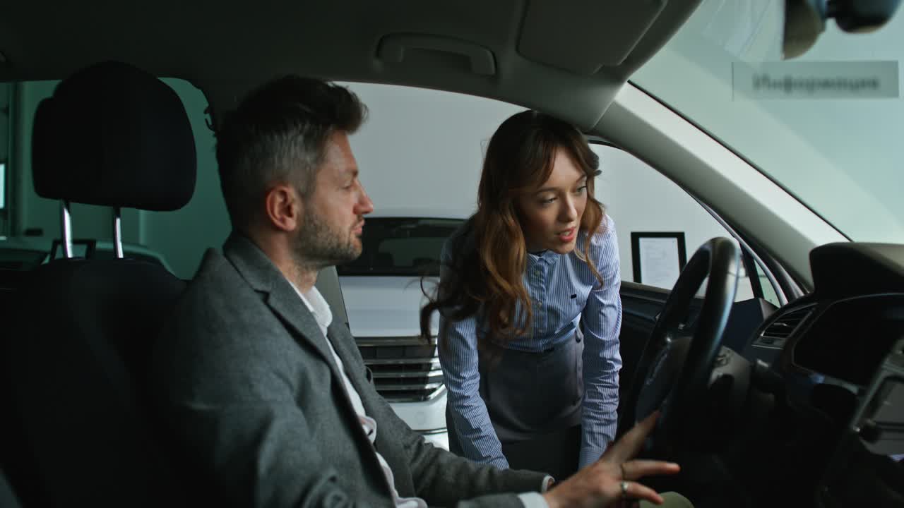 vendedor de automóviles mostrando las características al cliente