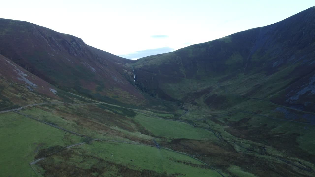 explorando el paisaje único de dash farm y skiddaw peak en el distrito de los lagos, reino unido | toma aerea 4k