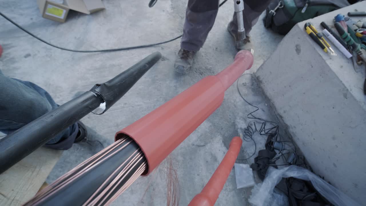 procesamiento de cables de energía en la construcción de una subestación de transformador