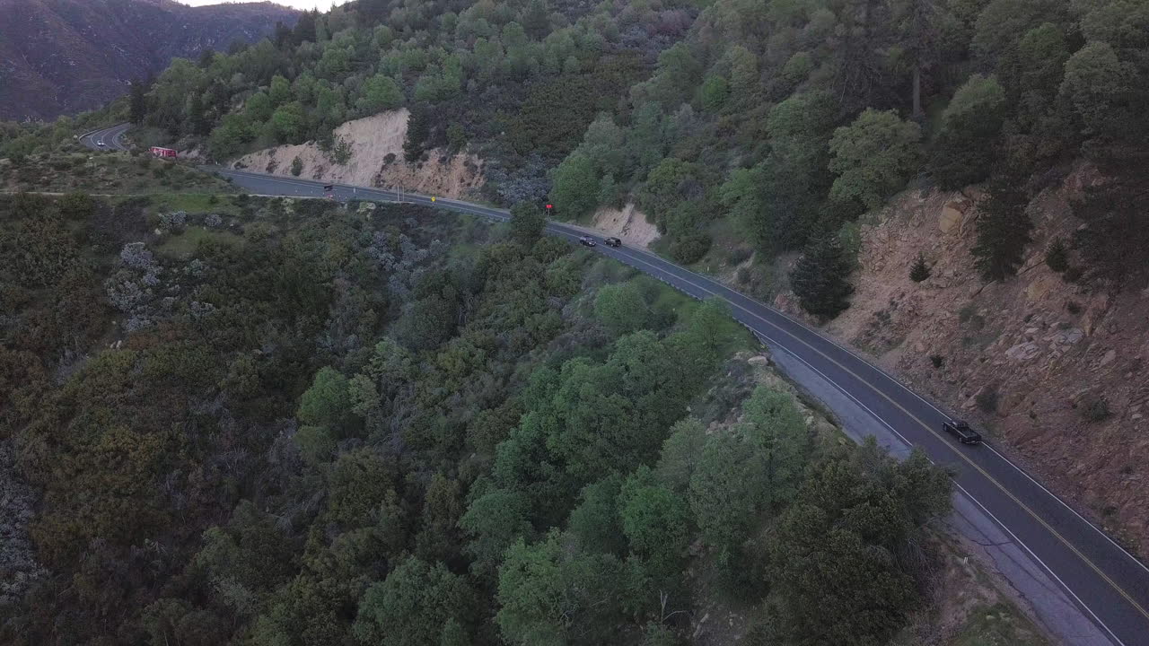 일몰, 조감도에서 캘리포니아 산악 도로 운전