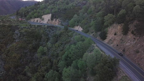 conduciendo carreteras de montaña de california al atardecer, vista aérea