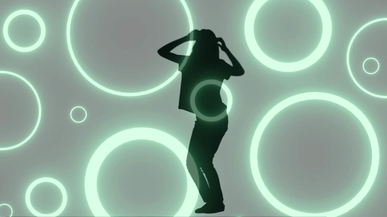 Ballerino in silhouette che risponde ad anelli al neon che appaiono, spostandosi, facendo passi e girando in studio