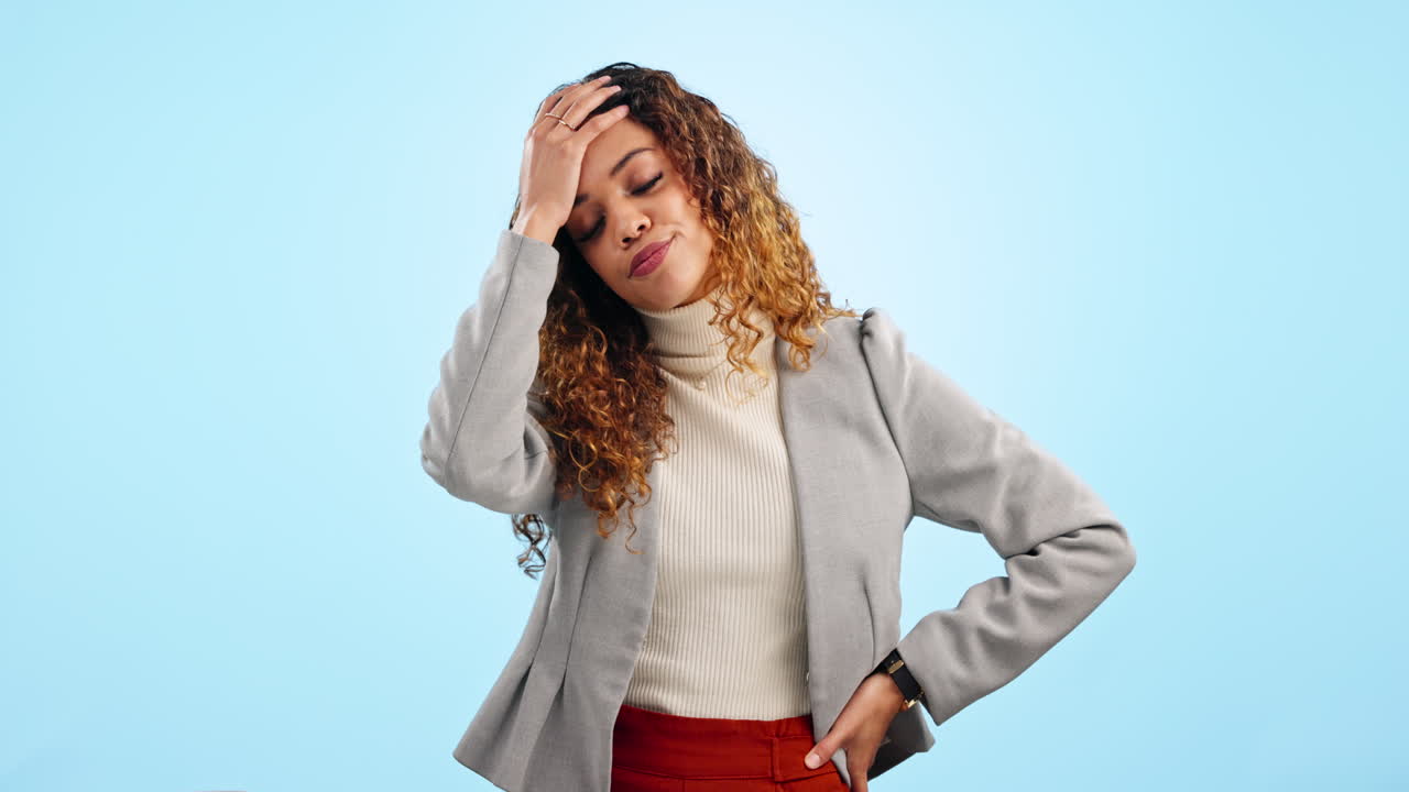 mujer, momento de la bombilla y mano en la frente