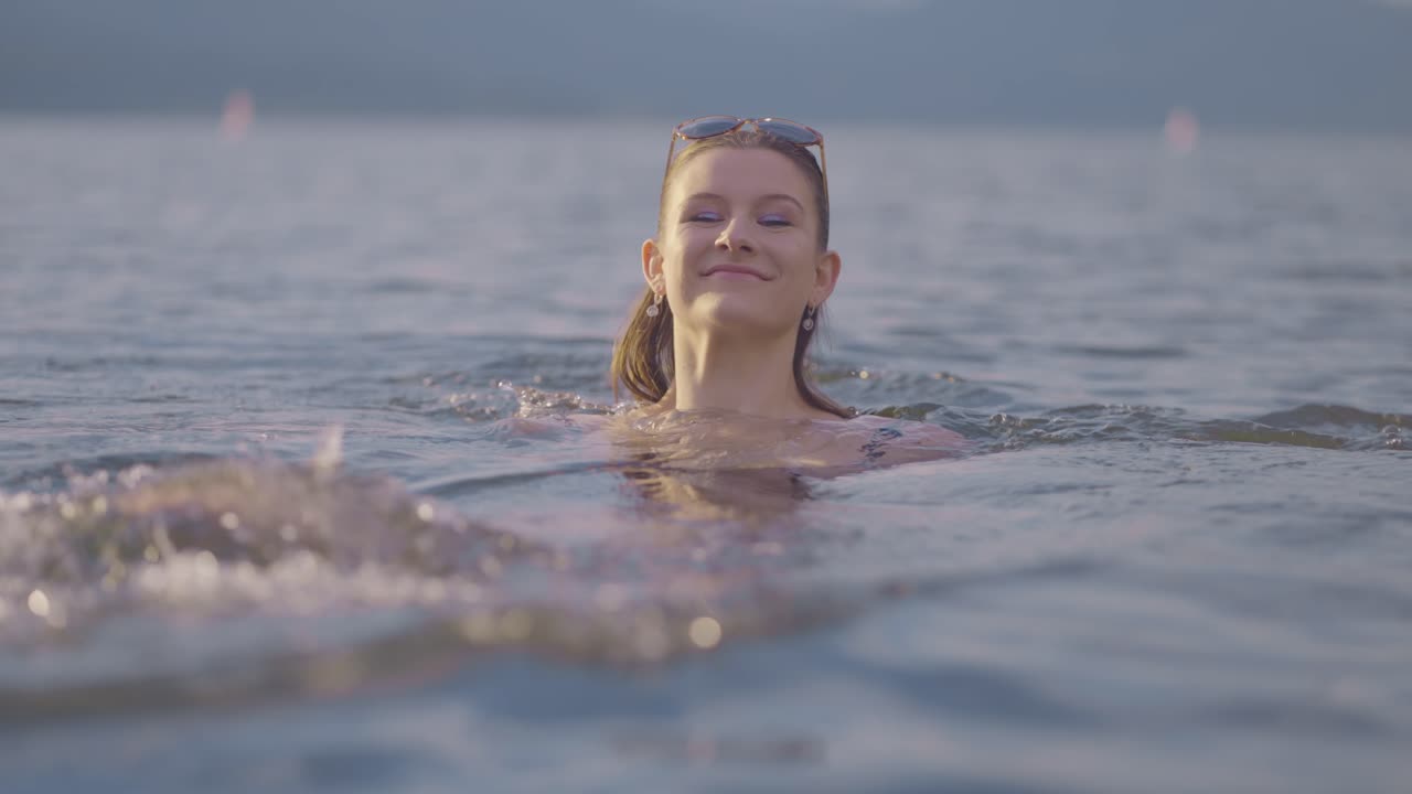 뒤로 수영하는 아름다운 소녀