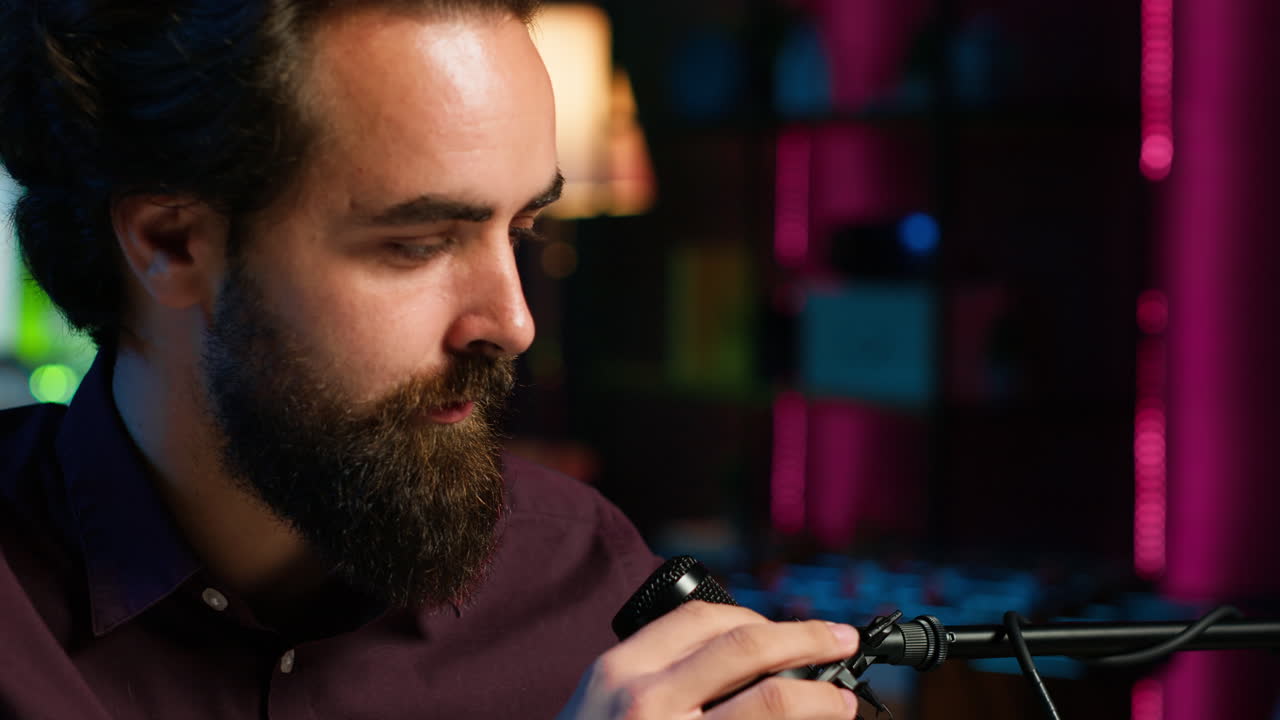 retrato de un hombre usando un micrófono profesional para grabar un podcast, en primer plano