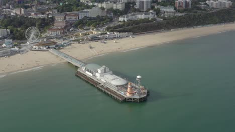 Panorámica-Ascendente-Hacia-Abajo-Tomada-Por-Un-Dron-Del-Muelle-De-Bournemouth