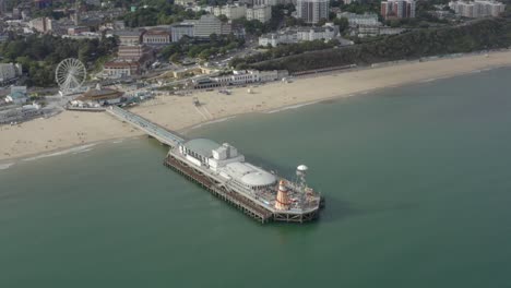 panorámica ascendente hacia abajo tomada por un dron del muelle de bournemouth