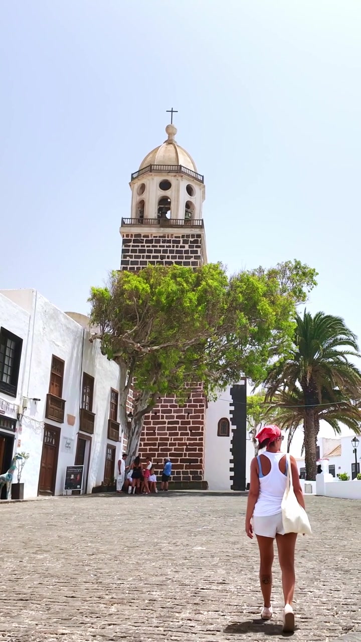 Donna che cammina in una piazza a Teguise, Lanzarote