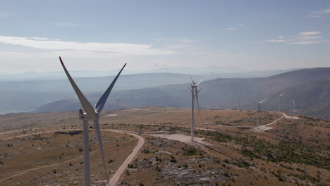 Vista-Aérea-De-La-Granja-De-Turbinas-Eólicas-Parada