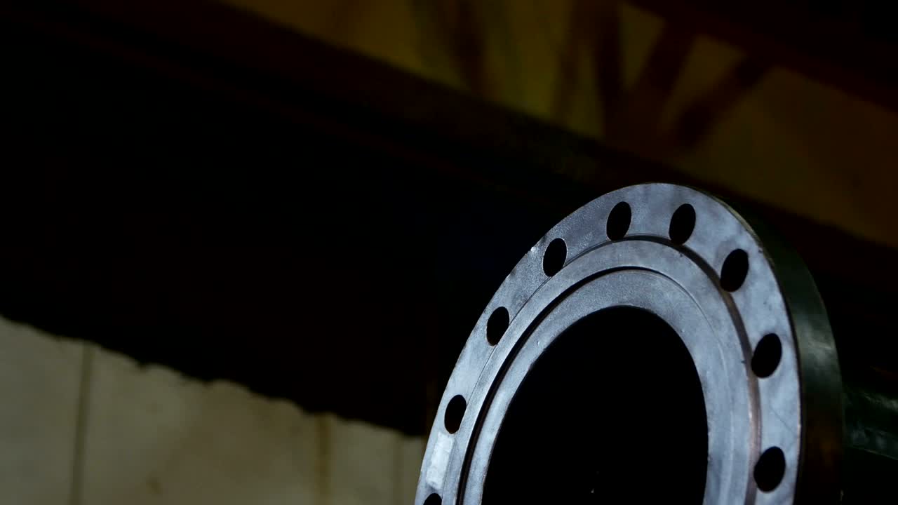 salida de tubos metálicos de primer plano contra el ligero humo de soldadura