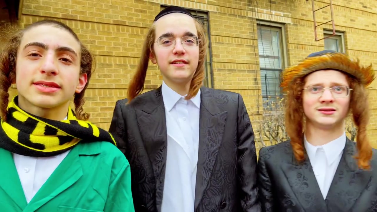 New York, USA, 9 marzo 2022: Due ragazzi chassidici camminano vicino alla telecamera. Vista ravvicinata di due ragazzi chassidici con cappotti neri a fantasia e cappello di pelliccia su un marciapiede di New York vicino alla 55esima Strada.