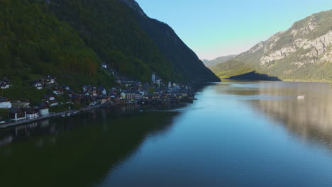 Impresionante-Vista-De-Drones-De-Hallstatt,-Alta-Austria,-Europa