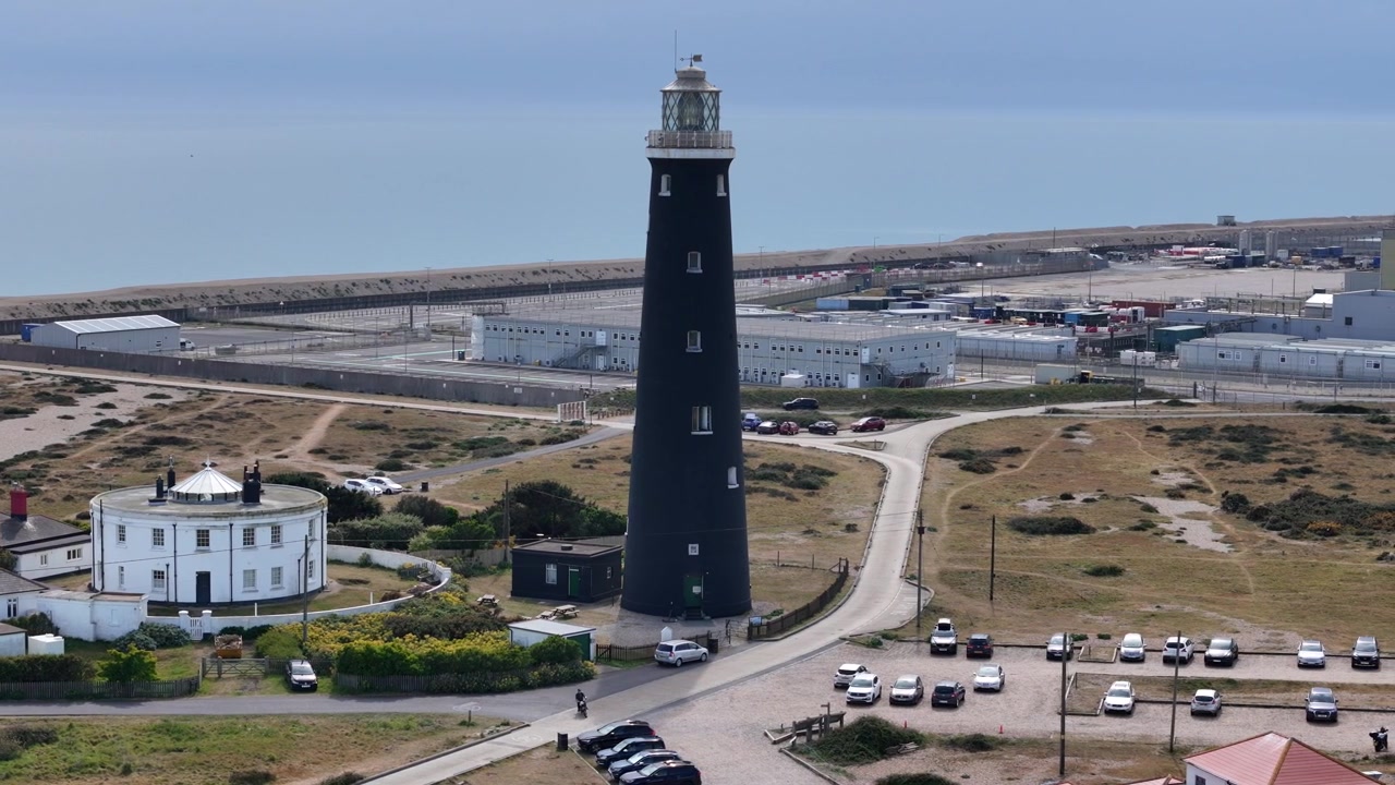Il vecchio faro di Dungeness, Kent, Regno Unito. Ripresa aerea panoramica con drone.