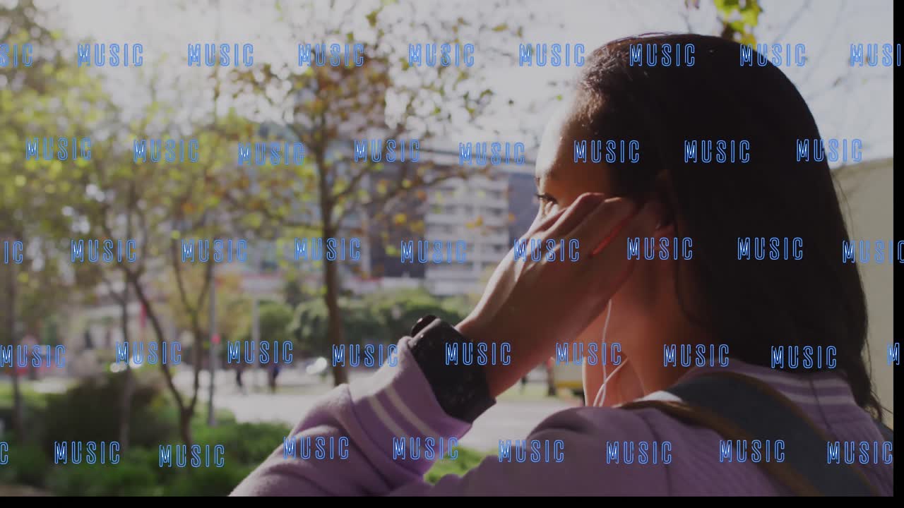 animación de texto musical sobre mujer biracial usando auriculares en la ciudad