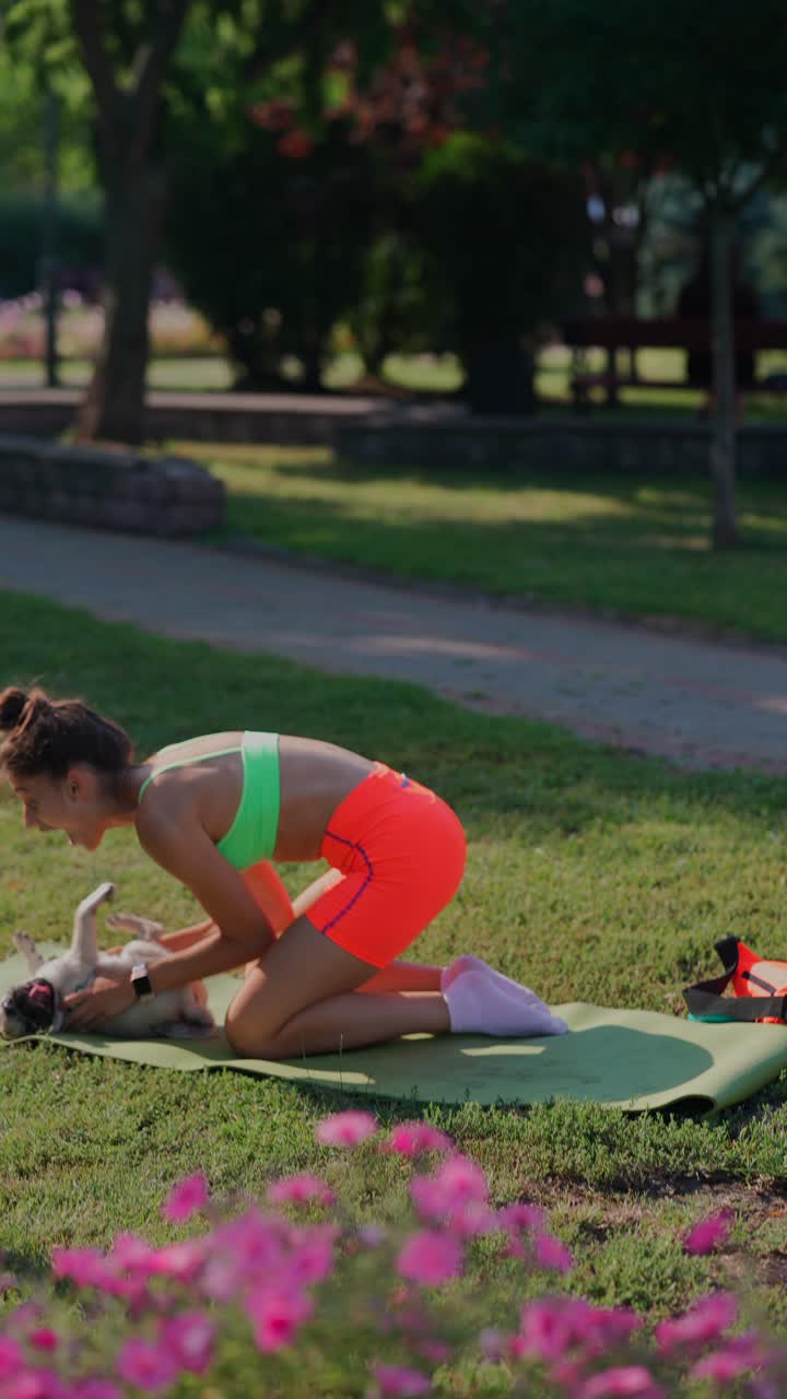 mujer haciendo ejercicio con el perro en el parque
