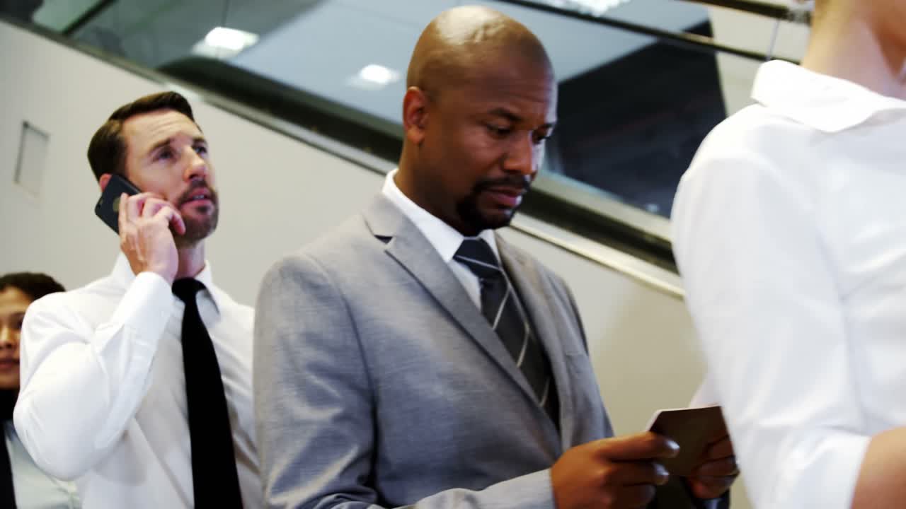 pasajeros esperando en cola en un mostrador de facturación