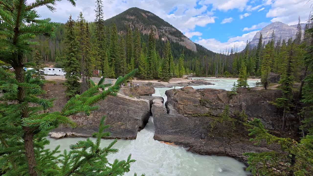 Natural Bridge-vandfaldet i Yoho Nationalpark