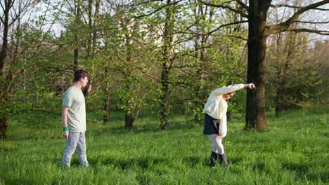 una pareja bailando en un parque.