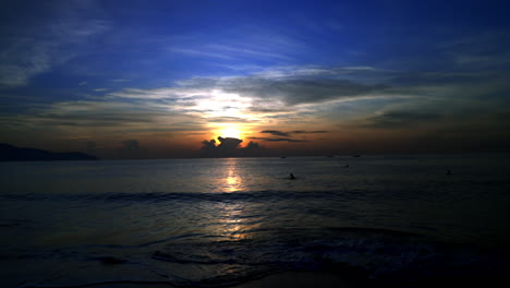 de pie y mirando el amanecer en da nang por la mañana