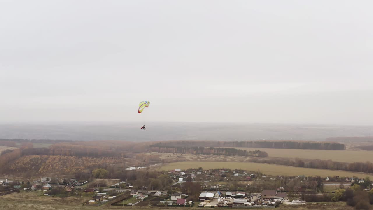 parapenteando sobre un paisaje rural de la aldea